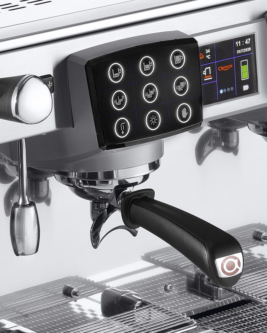 Astoria-maskiner har fået nye linjer. Core600 er den første fødte af Core-linjen, den nye klasse af Astoria-kaffemaskiner. Core nyfortolker Astorias elegance gennem enkle linjer og en moderne form, der gør den umiddelbart genkendelig. Med Core sublimeres den italienske tradition for espressokaffe til et funktionelt designobjekt, der kan blive hovedpersonen i ethvert miljø. Astorias hjerte banker inde i Core600, en blanding af tradition, teknologi og passion for espresso. Med Core har espresso fået et nyt design. Et nyt sprog til tastaturet Med Core600 taler interaktion med brugeren et nyt moderne sprog. Ved at rage ud fra maskinen er tastaturer tættere på brugeren, hvilket gør interaktionen mere intuitiv og tilbyder i TS-versionen en mere behagelig displaylæsevinkel. Mere styrke til sidepanelerne Designet til at ophøje Core600s raffinerede form, giver de satinerede eller lakerede sider maskinen ekstra robusthed. I Core600 smelter design og funktionalitet fuldstændig sammen til et æstetisk resultat, der giver genlyd i en maskine, der virkelig er i stand til at servere "excellence in a cup". Modstand mod stød, slid og korrosion gennem tiden gør Core600 til den ideelle løsning for alle, der søger efter absolut kvalitet og pålidelighed. Displayfunktioner Indikator kedeltryk og niveau Temperatur/tryk indstilling Visning af forsynings-/leveringstryk * Indstilling af klokkeslæt og dato Sprogindstilling Kopvarmer indikatorlampe * Autosteamer knap * Udlevering af tidsgrupper Se advarslerne Energibesparende indstilling Visning af delvis/global tæller (inklusive te og vaske) Indstilling af dato, klokkeslæt, ugedag, maskine til/fra Sluk for maskinen (standby) Display til firmwareudgivelse Visning af drikkevareleveringsdiagram Visning af energiforbrugsdiagram * Kun tilgængelig for visse maskinversioner. Tilgængelige farver Stål Hvid Rød SAE TS Standard funktioner Versioner fra 2 GR (ekskl. Compact) 3,5" touch kapacitet display Programmering af kaffedoser fra trykknappanel Hjælpefunktioner til kaffedispensering Knapbetjent vanddoseret Automatisk påfyldning af kedel (AEA) Astoria ergonomiske filterholdere Isoleret kedel Energibesparende system Kedel elektronisk programmering/trykstyring Elektronisk styret kopvarmer Dispenseringstimerfunktion Termo-syfon cirkulationshydraulik kredsløb (CTS) USB Indbygget motorpumpe Valgfri funktioner Hævede enheder Autosteamer Blandet varmt vand Led belysning af arbejdspladsen Ekstern motorpumpe SAE Standard funktioner Versioner fra 1 enheder og kompakt Programmering af kaffedoser fra trykknappanel Hjælpekontakter til kaffedispensering Knapbetjent vand doseret 2 GR (ekskl. Compact) Automatisk påfyldning af kedel (AEA) Astoria ergonomiske filterholdere Elektronisk styret kopvarmer (ekskl. 1 GR og Compact) Termo-syfon cirkulationshydraulik kredsløb (CTS) USB Indbygget motorpumpe Valgfri funktioner Hævede enheder Blandet vand 2 GR (ekskl. Compact) Led belysning af arbejdspladsen RGB-belysning top skålramme Ekstern motorpumpe Tekniske funktioner 1 gruppe Spænding - 120 / 230-400 / 240 V Strøm - 2300 / 3000 / 3300 W Opvarmningsenheder - 6 / 1,3 It / UK gal Vanddampstave - 1/1 Bredde - 580/22,8 mm/in Dybde - 580 / 22,9 mm / in Højde - 557 / 21,9 mm / in Nettovægt - 62,5 / 138 kg / lb Bruttovægt - 71,5 / 158 kg / lb kompakt Spænding - 120 / 230-400 / 240 V Strøm - 2900 / 2900 / 3100 W Opvarmningsenheder - 7 / 1,5 It / UK gal Vanddampstave - 1/1 Bredde - 580/22,8 mm/in Dybde - 580 / 22,9 mm / in Højde - 557 / 21,9 mm / in Nettovægt - 65,5 / 144 kg / lb Bruttovægt - 74,5 / 164 kg / lb 2 grupper Spænding - 120 / 230-400 / 240 V Strøm - 2900 / 3700 / 4000 W Opvarmningsenheder - 10,5 / 2,3 It / UK gal Vanddampstave - 1/2 Bredde - 788/31 mm/in Dybde - 580 / 22,9 mm / in Højde - 557 / 21,9 mm / in Nettovægt - 74,5 / 164 kg / lb Bruttovægt - 84,5 / 186 kg / lb 3 grupper Spænding - 230-400 / 240 V Strøm - 5300 / 5700 W Opvarmningsenheder - 17 / 3,7 It / UK gal Vanddampstave - 1/2 Bredde - 1030 / 405 mm / in Dybde - 580 / 22,9 mm / in Højde - 557 / 21,9 mm / in Nettovægt - 89,5 / 187 kg / lb Bruttovægt - 101,5 / 224 kg / lb